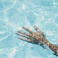 Anaknya Mirip Tetangga, Wanita Ini Salahkan Kolam Renang