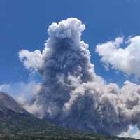 Gunung Merapi Muntahkan Wedhus Gembel, Potensi Bahaya 7 Kilometer