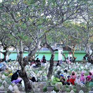 Doa Ziarah Kubur Lengkap: Urutan Bacaan dengan Latin dan Artinya