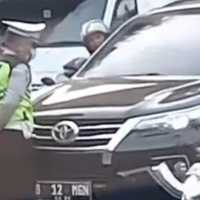 Aksi Arogan Sopir Fortuner, Disetop Malah Sundul Polisi