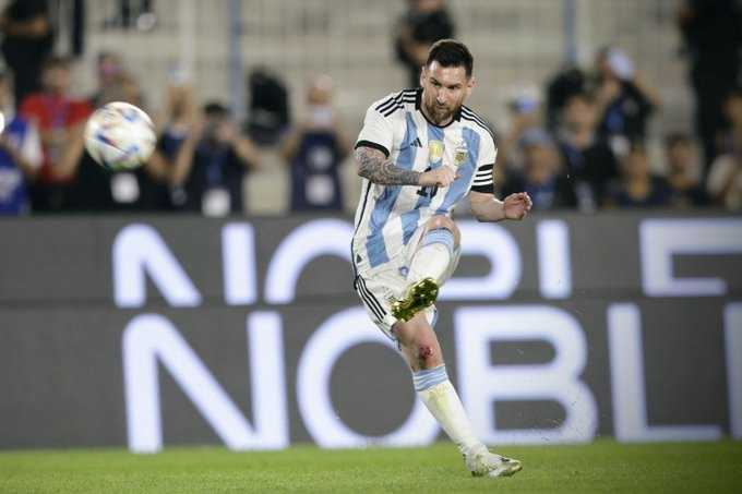     Argentina vs Panama 2-0, Lionel Messi mencetak gol indah melalui tendangan bebas sekaligus menyamai rekor Cristiano Ronaldo