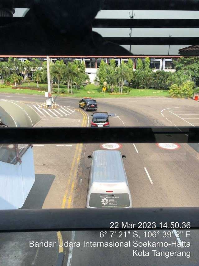     Rombongan Toyota Alphard yang ditumpangi Menteri Keuangan Sri Mulyani Indrawati di apron Bandara Soekarno Hatta