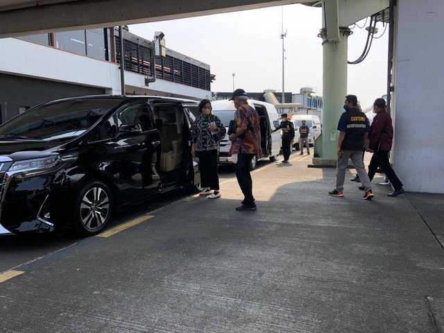     Menteri Keuangan Sri Mulyani Indrawati masuk mobil Toyota Alphard hitam di apron Bandara Soekarno-Hatta