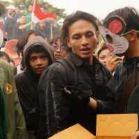 Jefri Nichol Lempari Gedung DPR dengan Tikus Mati, Tolak UU Ciptaker