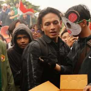 Jefri Nichol Lempari Gedung DPR dengan Tikus Mati, Tolak UU Ciptaker