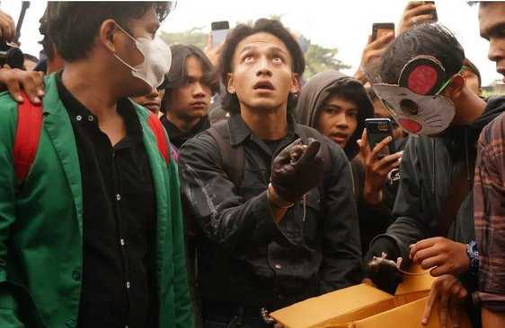     Artis Jefri Nichol ikut demo tolak UU Ciptaker di Gedung DPR, dia juga melempari Gedung DPR dengan tikus
