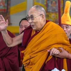 Heboh Dalai Lama Cium Bibir Bocah Lelaki, Langsung Minta Maaf