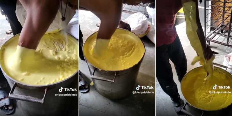     Proses pembuatan kue bolu ala India: mengaduk adonan dengan tangan telanjang