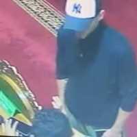 Bule Australia Ludahi Imam Masjid di Bandung yang Tengah Pasang Murottal Al-Qur'an