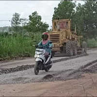 Baru Saja Diperbaiki, Jalan Viral yang Bakal Ditinjau Jokowi Sudah Rusak Lagi