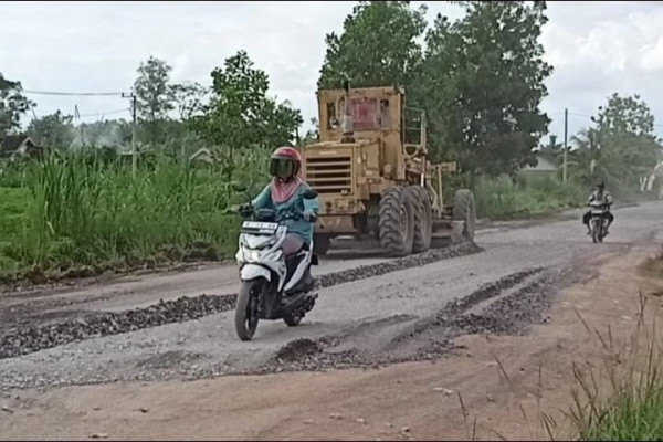     Perbaikan jalan Rumbia Lampung Tengah