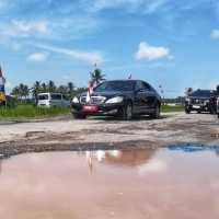 VIDEO: Momen Jokowi ke Lampung dan Mobil RI-1 Offroad di Jalanan Rusak