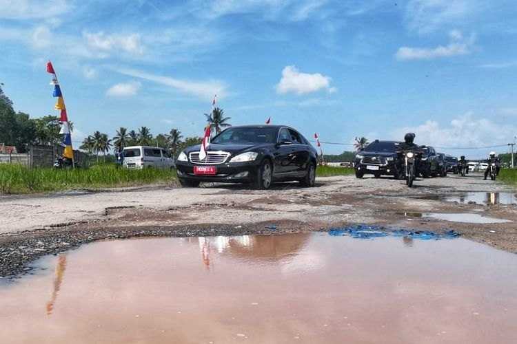     Kunjungan Presiden Jokowi ke Lampung: Mobil RI-1 harus offroad di jalanan viral di Lampung