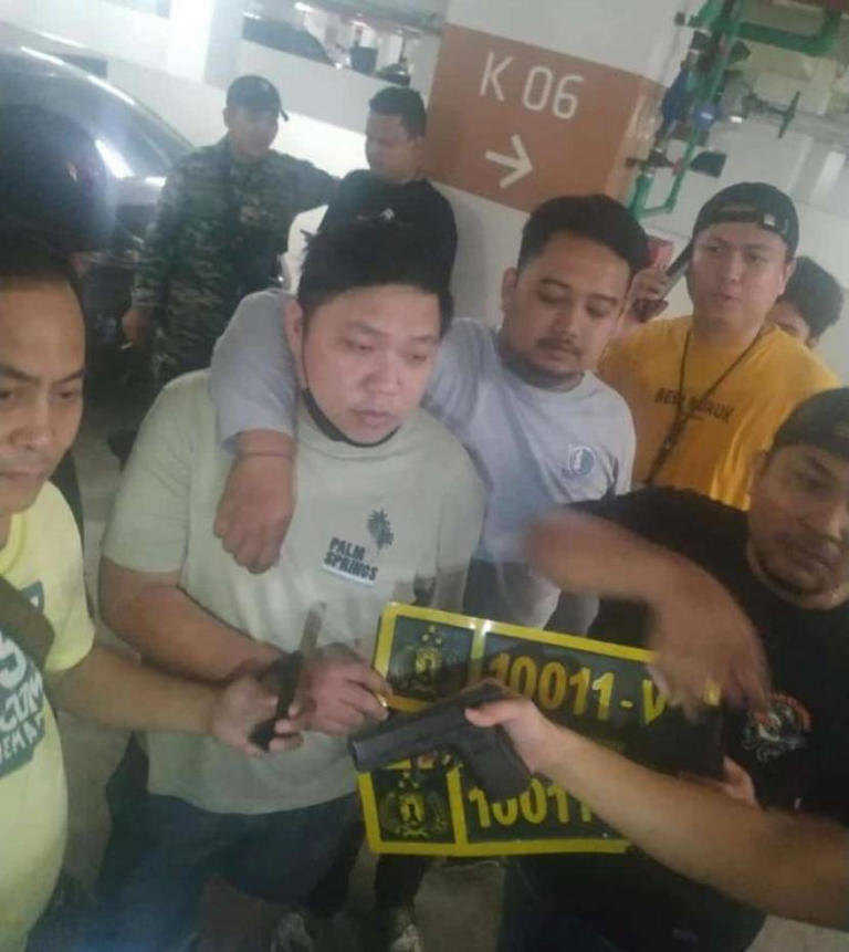     Sopir mobil berplat dinas Polri yang pukul dan todongkan pistol ke sopir taksi online ditangkap