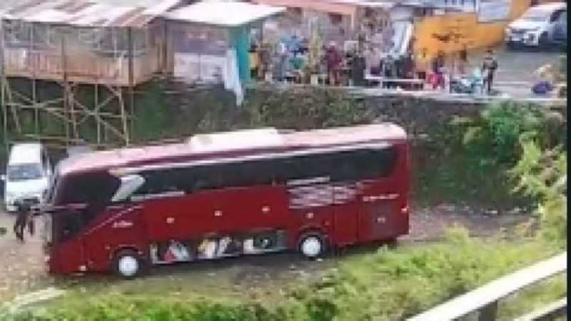 Bus Tanpa Sopir Terjun Ke Jurang Di Wisata Guci Tegal, Ini Kronologinya