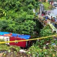 Bus Masuk Jurang di Guci Tegal, Sopir Keluar Bus dan Ngobrol: Semua Aman