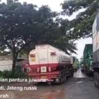 Netizen Lapor Jokowi Ada Jalan Rusak di Jateng: Gubernurnya Sibuk Jogging di Jakarta