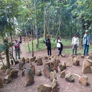 Misteri Situs Batu Melingkar Tasikmalaya, Ada Sinyal Internet di Dekat Makam Keramat