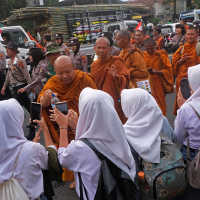 Jalan Kaki 2.600 Km dari Thailand, 32 Biksu Tiba di Borobudur Untuk Rayakan Waisak