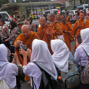 Jalan Kaki 2.600 Km dari Thailand, 32 Biksu Tiba di Borobudur Untuk Rayakan Waisak