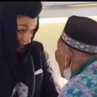 Viral Calon Jemaah Haji Ini Minta Turun dari Pesawat Gegara Mau Kasih Makan Ayamnya