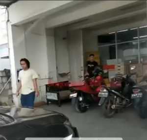 Viral Tukang Parkir di Alfamart Pukul Pelanggan Gegara Duit Rp400