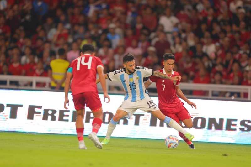     Pemain Timnas Indonesia menjaga ketat penyerang Argentina Nicolas Gonzales 