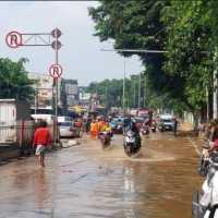 Banjir Kiriman dari Bogor Rendam Jalan Hek Kramat Jati, Ini Langkah Pemprov DKI