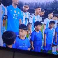 Gaya Jan Ethes, Cucu Jokowi Gandeng Kiper Timnas Argentina Emi Martinez