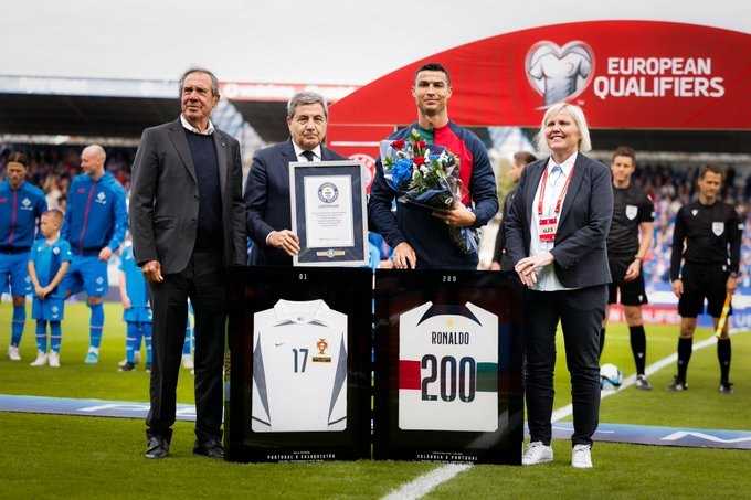     Cristiano Ronaldo masuk Buku Rekor Dunia sebagai pesepakbola pertama yang bermain 200 kali untuk Timnas