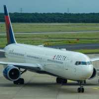 Pekerja Bandara Tewas Tersedot Mesin Jet Pesawat