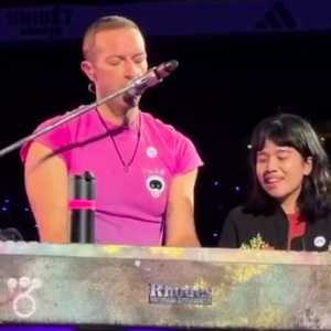 Cerita Nadia Diajak Nyanyi Bersama Chris Martin Saat Konser Coldplay di Denmark