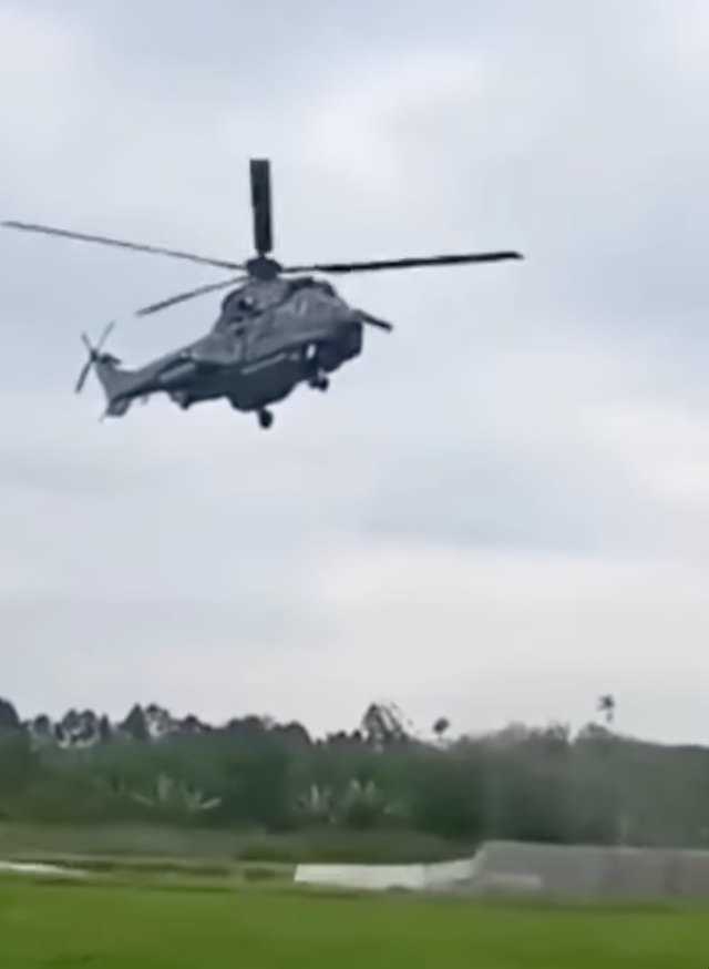     Helikopter Super Puma yang ditumpangi Presiden Jokowi robohkan tembok di stadion mini di Kabupaten Kepahiang, Bengkulu