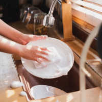 Bagaimana Cara Bersihkan Alat Makan Terkontaminasi Babi, Haruskah Dihancurkan?