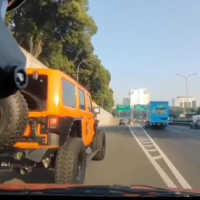 Viral Jeep Rubicon Kabur Usai Serempet Pengendara dari Bahu Jalan