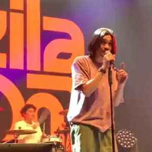 Viral Aksi Duta Sheila On 7 Main Voli Bareng Warga