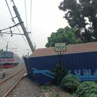 Polisi Ungkap Penyebab Truk Tabrak Tiang Listrik KRL: Sopir Pakai Google Maps