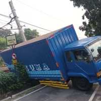 Ada Truk Tabrak Tiang Listrik, KRL Pondok Ranji-Kebayoran Dihentikan Sementara