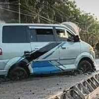 Heboh Mobil terjebak di Jalan Cor yang masih Basah, Netizen Puji Sikap Pekerja