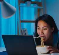 Ini 5 Bahaya Makan Terlalu Larut Malam