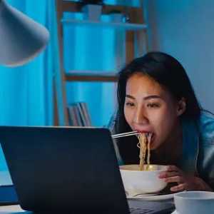 Ini 5 Bahaya Makan Terlalu Larut Malam