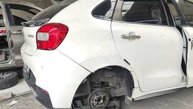     Penampakan mobil Rendy Kjaernett dan Lady Nayoan usai mengalami kecelakaan di Tol Jatibening