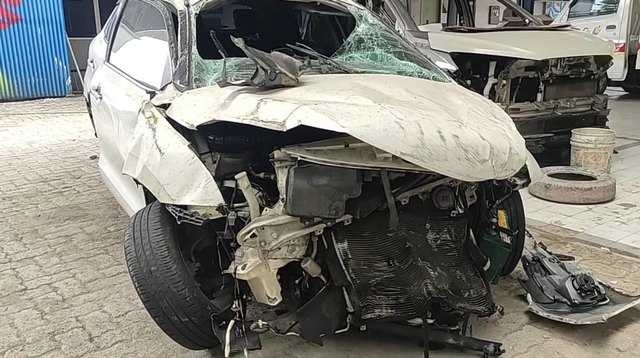     Penampakan mobil Rendy Kjaernett dan Lady Nayoan usai mengalami kecelakaan di Tol Jatibening