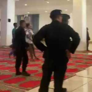 Polda Sumbar Cari Anggota Brimob yang Masuk Masjid Pakai Sepatu dan Injak Sajadah