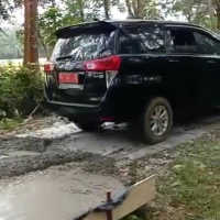 Viral Mobil Dinas Pelat merah Terobos Jalan yang Baru Dicor