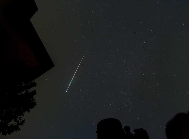 Catat Puncak Hujan Meteor Perseid 12-13 Agustus, Puluhan Meteor Hujani ...