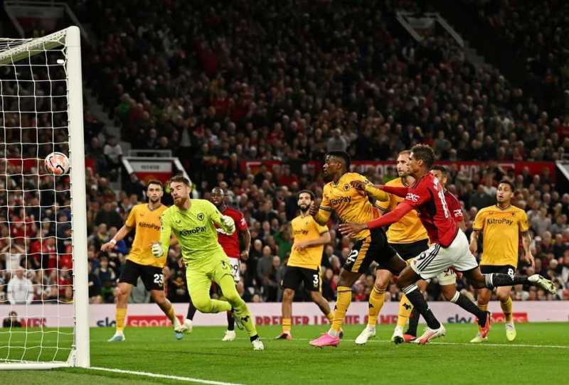     Manchester United vs Wolverhampton Wanderers 1-0, Raphael Varane menjadi pahlawan Setan Merah lewat gol yang dicetaknya