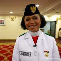 Cerita Lilly Wenda, Pembawa Baki Bendera Pusaka Saat Sepatunya Lepas