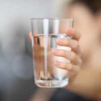 Beredar Larangan Langsung Minum Setelah Makan, Ini Penjelasan Medisnya