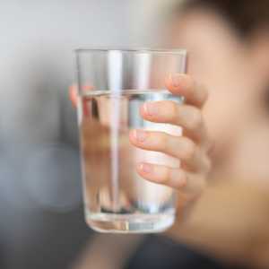 Beredar Larangan Langsung Minum Setelah Makan, Ini Penjelasan Medisnya